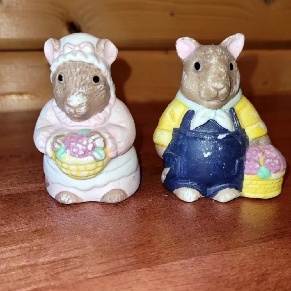 Vintage Farmhouse Mouse Couple Salt & Pepper Shakers Country Mice Floral Basket